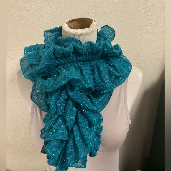 Elegant scrunchie scarf in turquoise - Picture 3 of 11